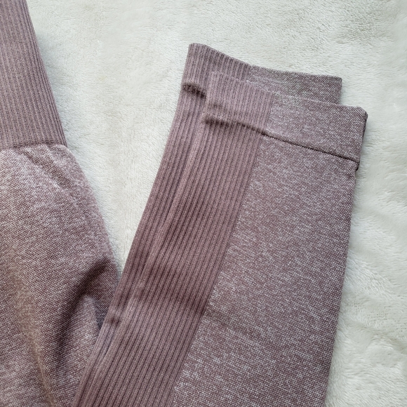 Pretty Little Things- Seamless 2 Tone Contour Legging. Size S - Picture 3 of 5